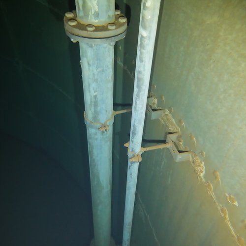 Sprinklertank-Inspektion: Stahltank, 10 Jahre – Rohrschelle Flansch Korrosion Tankwand Nahaufnahme