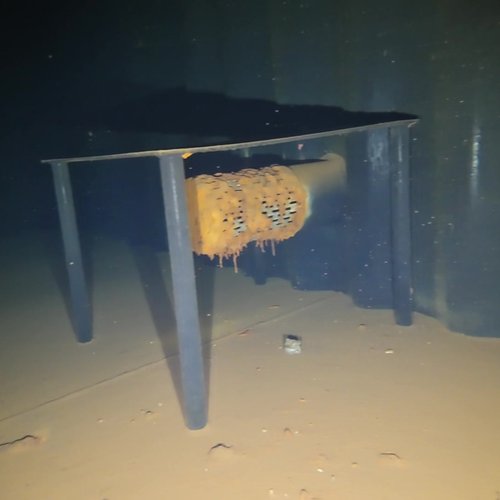 Sprinklertank-Inspektion: Stahltank, 15 Jahre – Tankinspektion Gelbe Rohrschelle Sedimentablagerungen Bodensicht